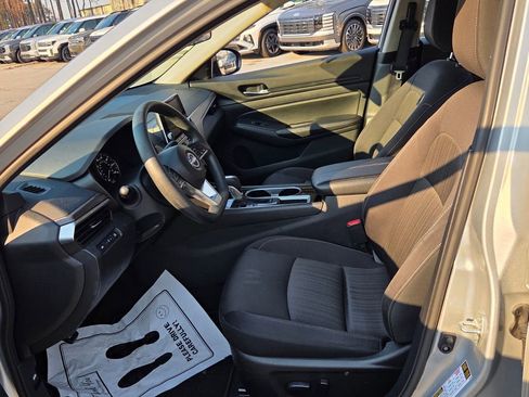 Used 2024 Nissan Altima 2.5 SV image 5