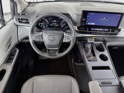 Used 2025 Toyota Sienna XLE FWD image 28