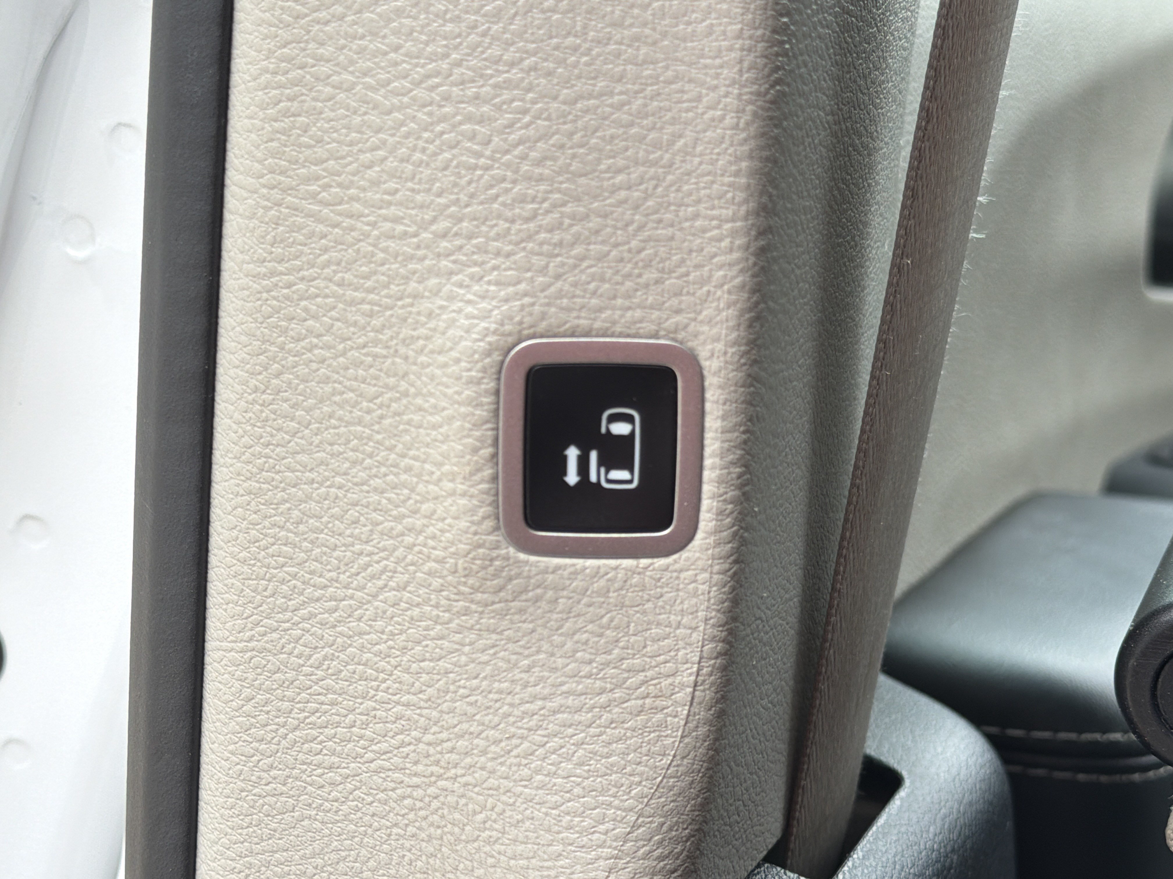 Used 2024 Chrysler Pacifica Touring-L FWD image 21