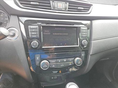 Used 2018 Nissan Rogue SV FWD image 18