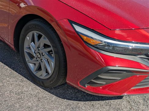 Used 2024 Hyundai Elantra SEL image 11