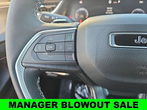 New 2025 Jeep Grand Cherokee Altitude AWD/4WD image 17