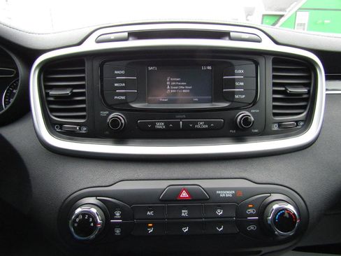 Used 2016 Kia Sorento LX image 11