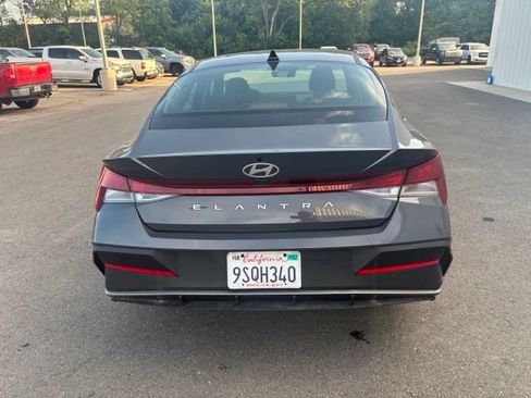 Used 2025 Hyundai Elantra SE FWD image 12