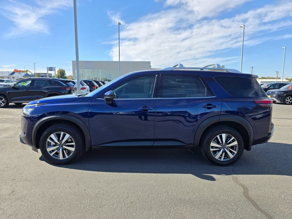 Used 2024 Nissan Pathfinder SL AWD/4WD image 3