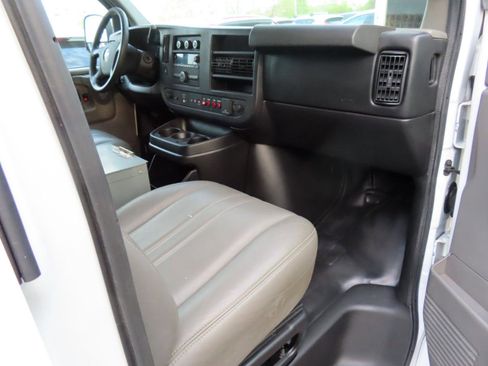 Used 2015 Chevrolet Express 2500 image 21