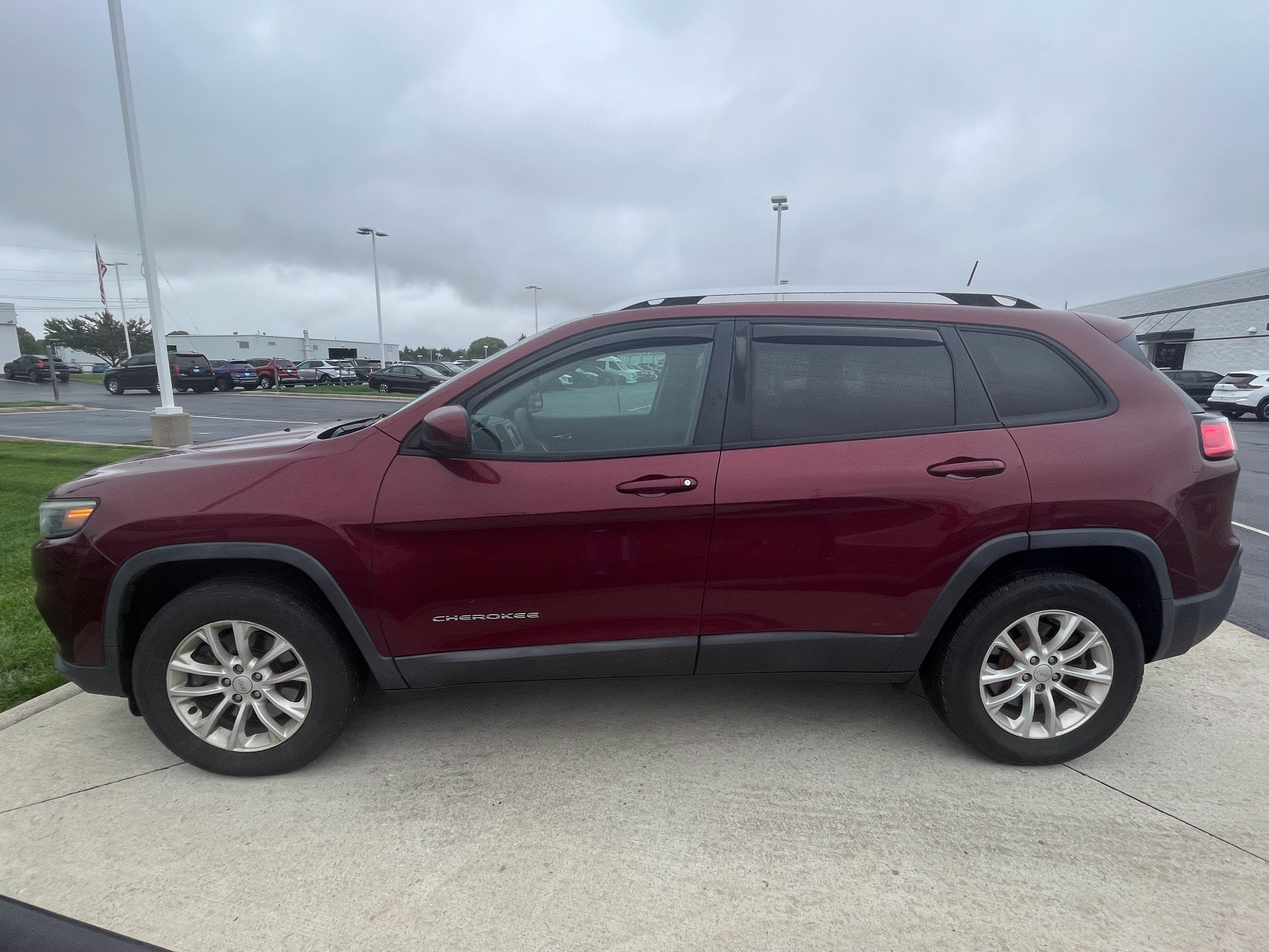 Used 2020 Jeep Cherokee Latitude w/ Cold Weather Group AWD/4WD image 4
