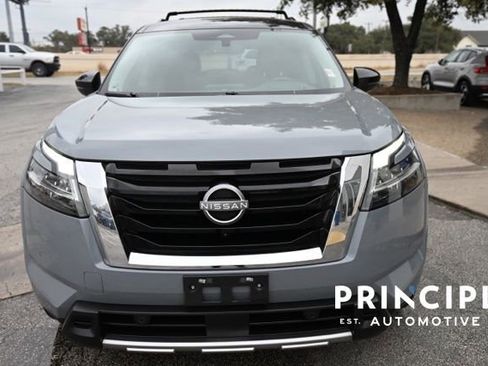 Used 2023 Nissan Pathfinder Platinum image 3