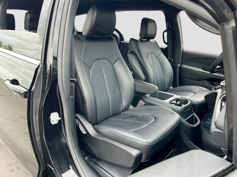 Certified 2025 Chrysler Pacifica Select image 28