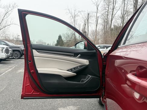 Used 2018 Honda Accord EX image 27