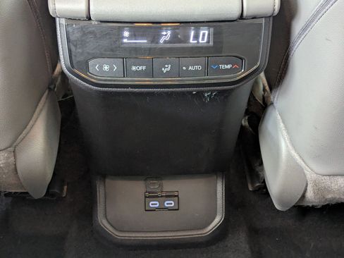 Used 2024 Toyota Highlander XLE image 25