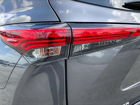 Used 2021 Toyota Highlander LE FWD image 28