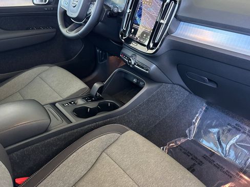 Certified 2025 Volvo XC40 B5 Core image 19