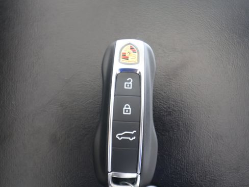 Used 2025 Porsche Cayenne image 25