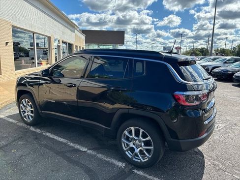 Used 2022 Jeep Compass Latitude w/ Sun and Sound Group AWD/4WD image 3