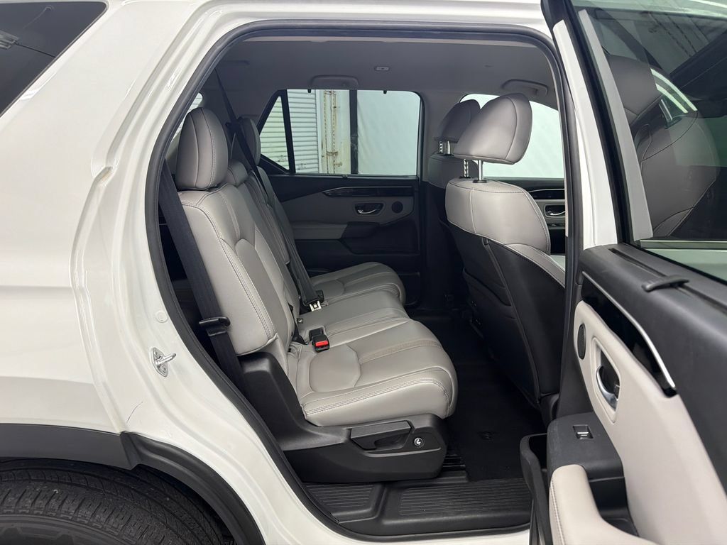 Used 2025 Honda Pilot EX-L image 17