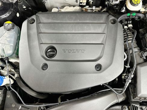 Used 2025 Volvo XC40 B5 Plus AWD/4WD image 35