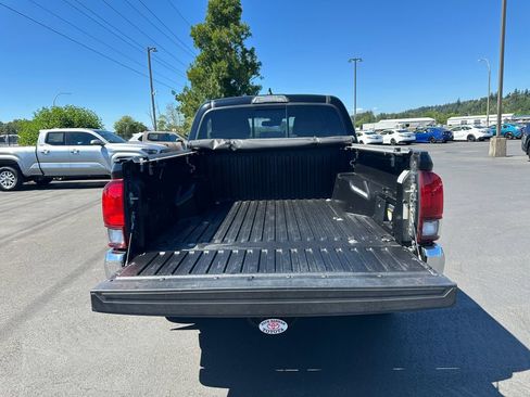 Used 2018 Toyota Tacoma TRD Off-Road AWD/4WD image 11