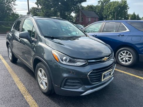 Used 2018 Chevrolet Trax LT w/ LT Convenience Package FWD image 2