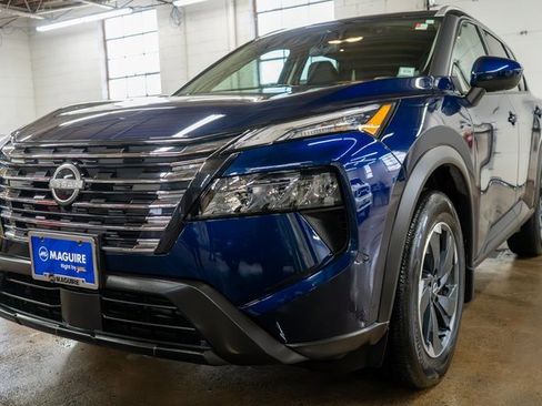 Used 2025 Nissan Rogue SV w/ SV Premium Package image 2