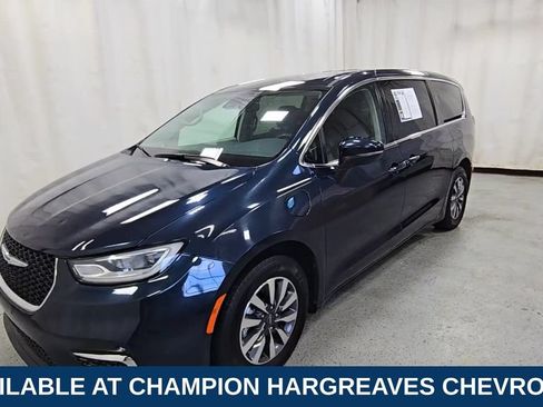 Used 2023 Chrysler Pacifica Touring-L FWD image 5