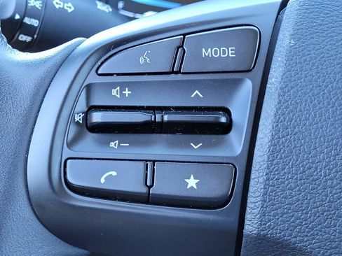 Certified 2025 Hyundai Venue SEL FWD image 31