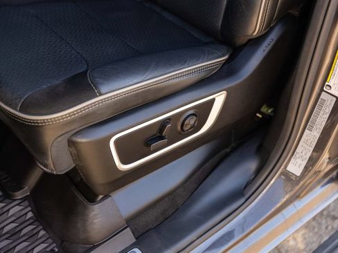 Used 2019 RAM 1500 Laramie AWD/4WD image 11