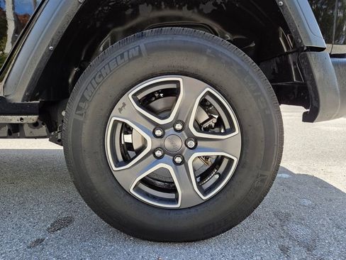 Used 2023 Jeep Wrangler Sport S image 16