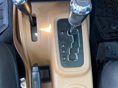 Used 2016 Jeep Wrangler Unlimited Sahara w/ Connectivity Group AWD/4WD image 24