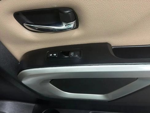 Used 2017 Nissan Titan SV RWD image 17