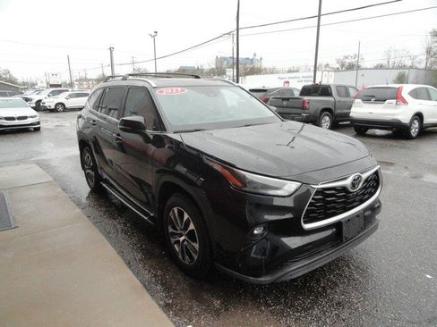 Used 2023 Toyota Highlander XLE AWD/4WD image 6