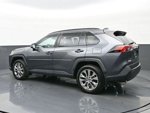 Used 2021 Toyota RAV4 XLE Premium image 5