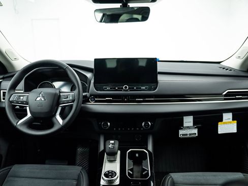 Used 2025 Mitsubishi Outlander SE image 10