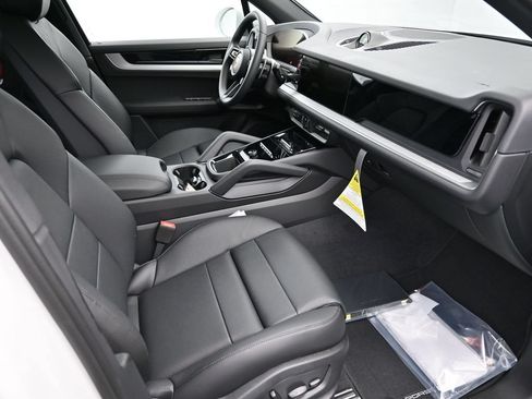 Certified 2026 Porsche Cayenne E-Hybrid AWD/4WD image 11