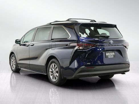 Used 2023 Toyota Sienna XLE AWD/4WD image 3