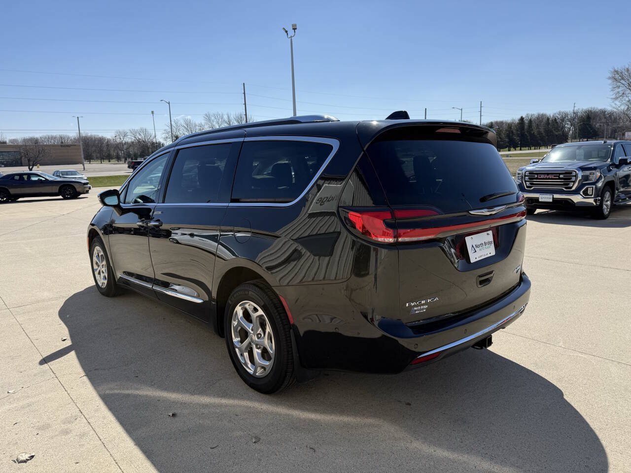 Used 2021 Chrysler Pacifica Limited w/ Premium & Safety Sphere Group AWD/4WD image 3
