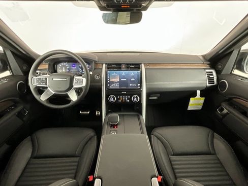 New 2025 Land Rover Discovery Dynamic SE image 4