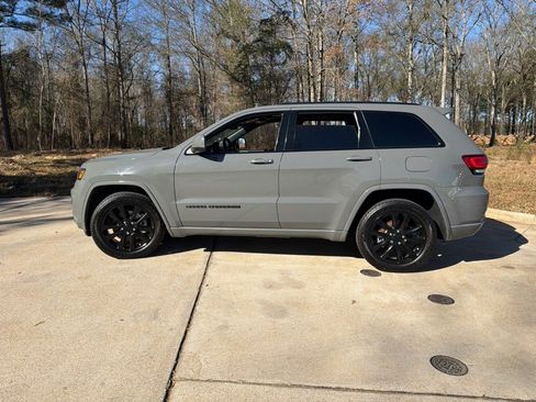 Used 2021 Jeep Grand Cherokee Laredo X image 8