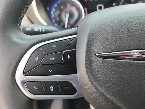 Used 2024 Chrysler Pacifica Touring-L FWD image 13