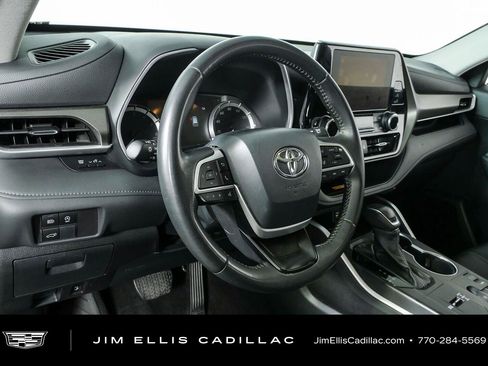 Used 2024 Toyota Highlander XLE FWD image 4
