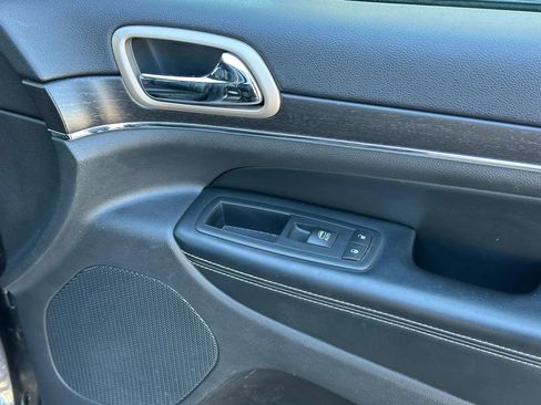 Used 2017 Jeep Grand Cherokee Limited image 22
