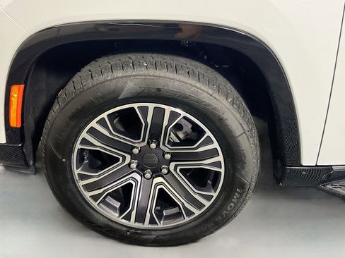 Used 2024 Jeep Wagoneer L Series II RWD image 13