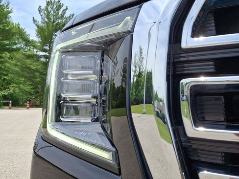 Used 2024 GMC Yukon SLT w/ SLT Premium Package AWD/4WD image 28