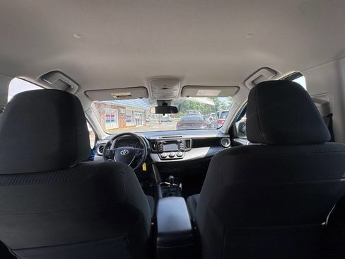 Used 2018 Toyota RAV4 LE AWD/4WD image 34