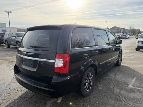 Used 2015 Chrysler Town & Country S image 6