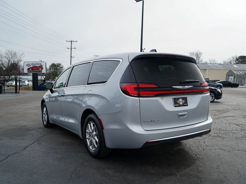 Used 2024 Chrysler Pacifica Touring-L image 4