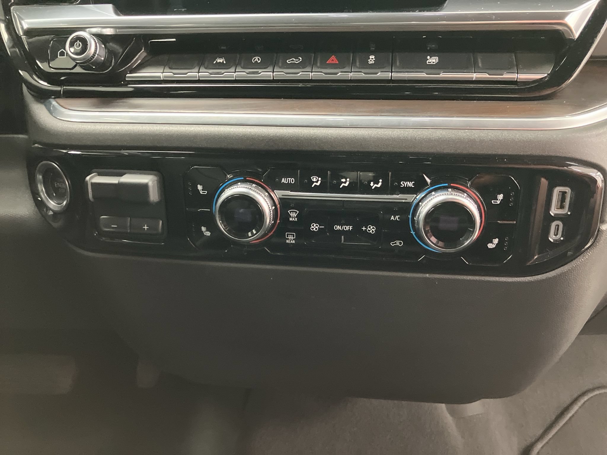 Used 2025 GMC Sierra 1500 SLT AWD/4WD image 13