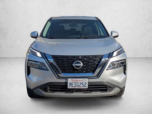 Used 2022 Nissan Rogue SV image 2