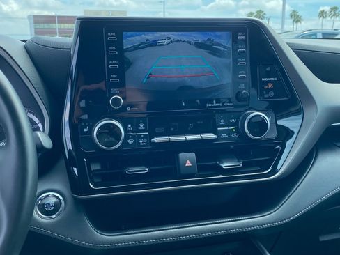 Used 2022 Toyota Highlander XLE AWD/4WD image 21