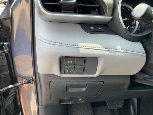 Used 2021 Toyota Highlander XLE AWD/4WD image 10